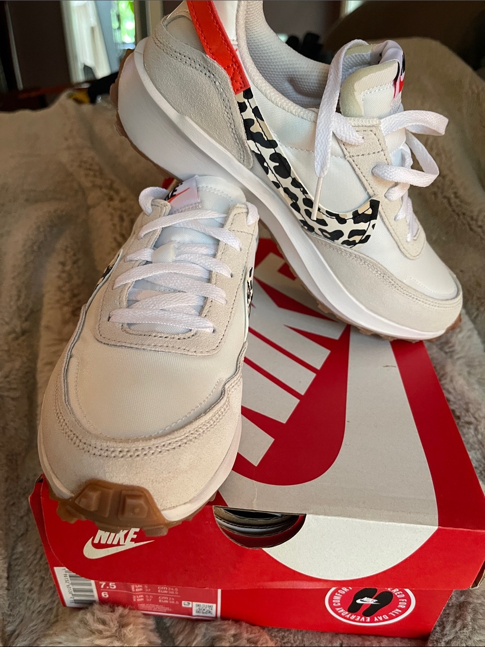 New women’s Nike waffle debut white orange and leopard- size 7.5 in box nwt - Picture 2 of 7